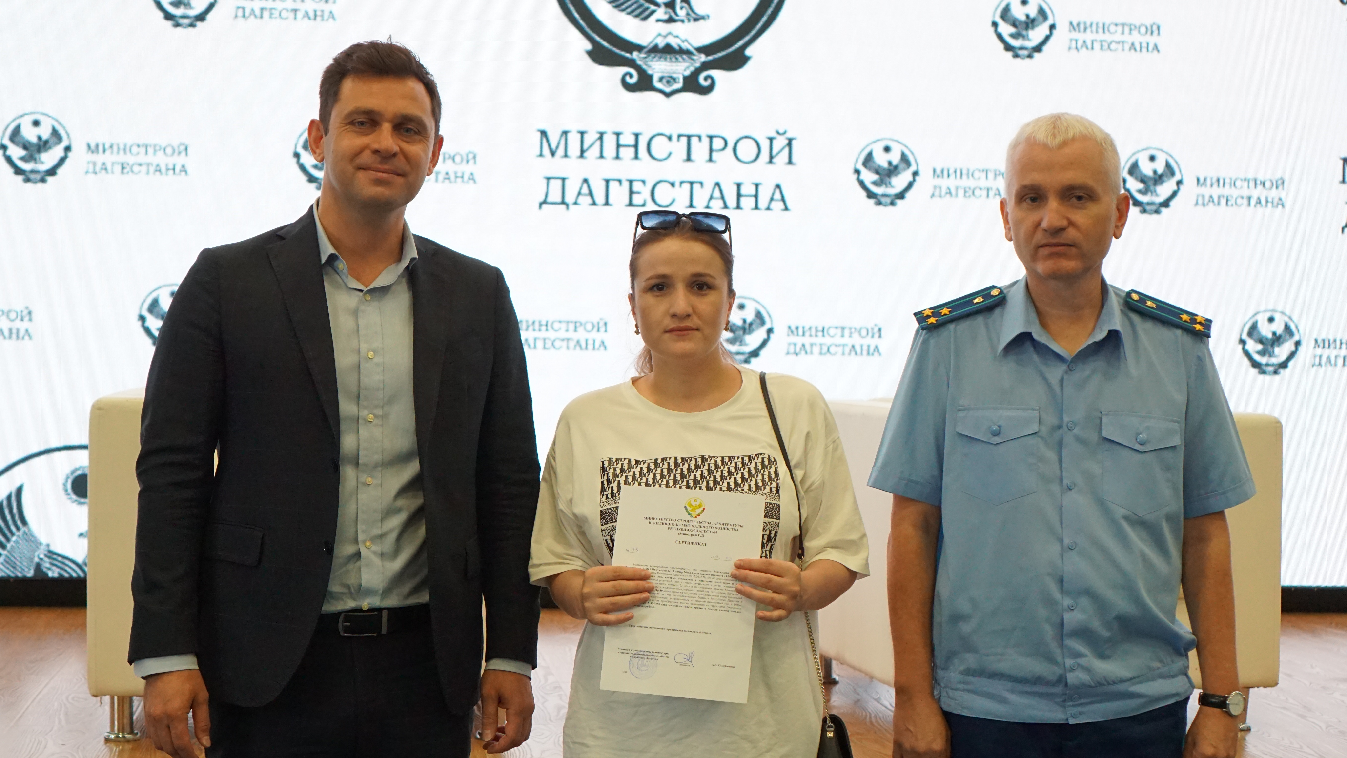 Первые жилищные сертификаты вручили дагестанским сиротам