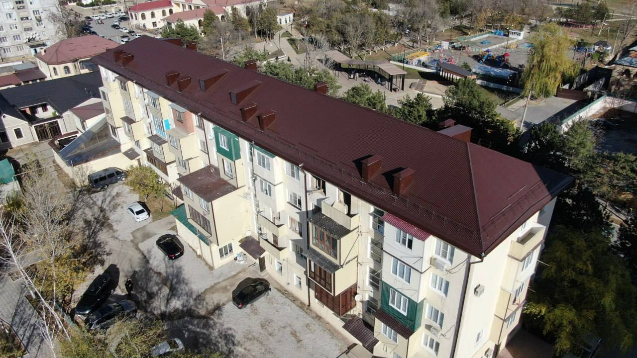 Дагестанский фонд капремонта восстанавливает пострадавшие от града крыши домов в Буйнакске