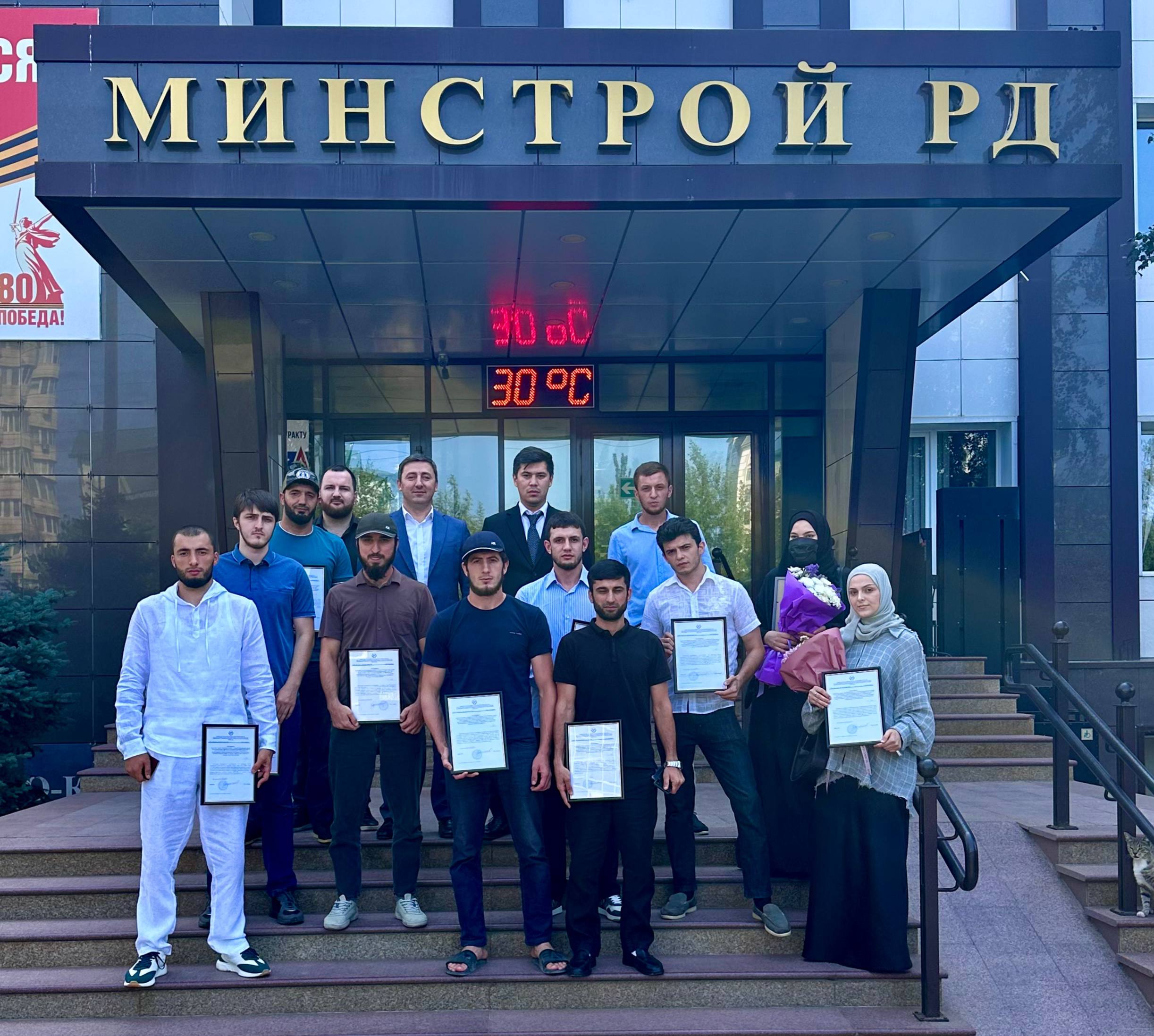 В Минстрое Дагестана вручили жилищные сертификаты детям-сиротам