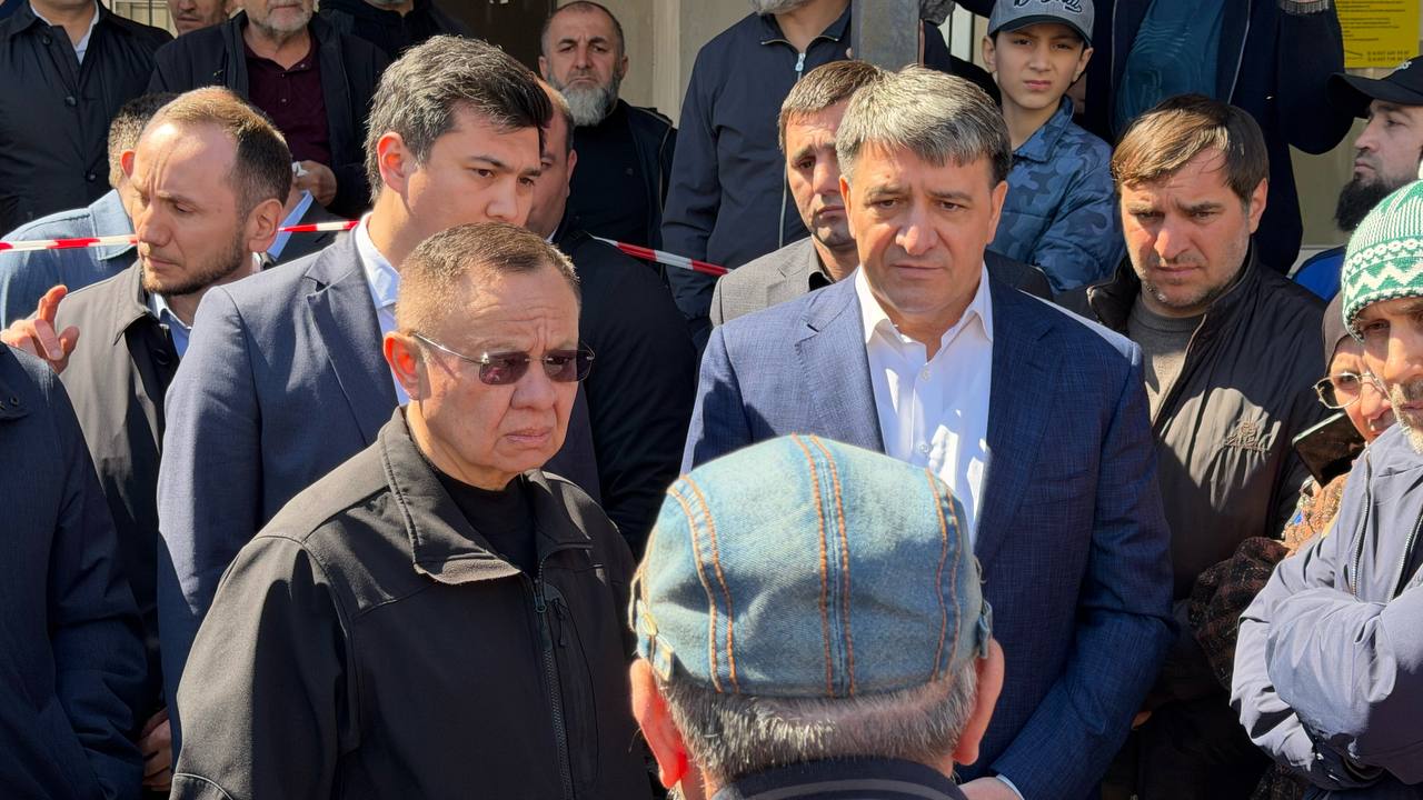 Глава Минстроя России Ирек Файзуллин в рамках рабочей поездки в составе правительственной комиссии по ликвидации последствий паводков в Дагестане встретился с жителями и лично осмотрел жилье, пострадавшее в результате стихии