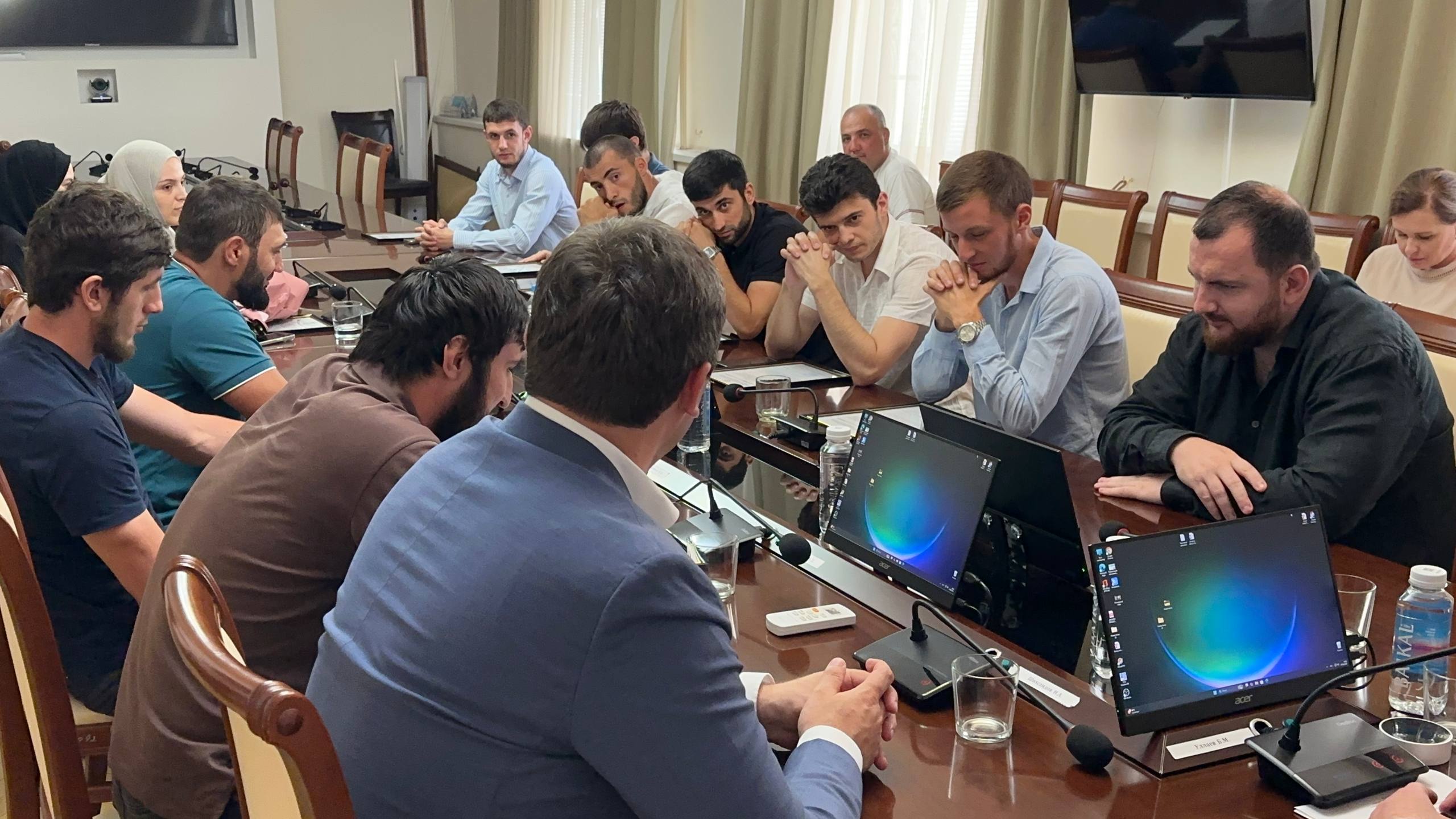 В Минстрое Дагестана вручили жилищные сертификаты детям-сиротам