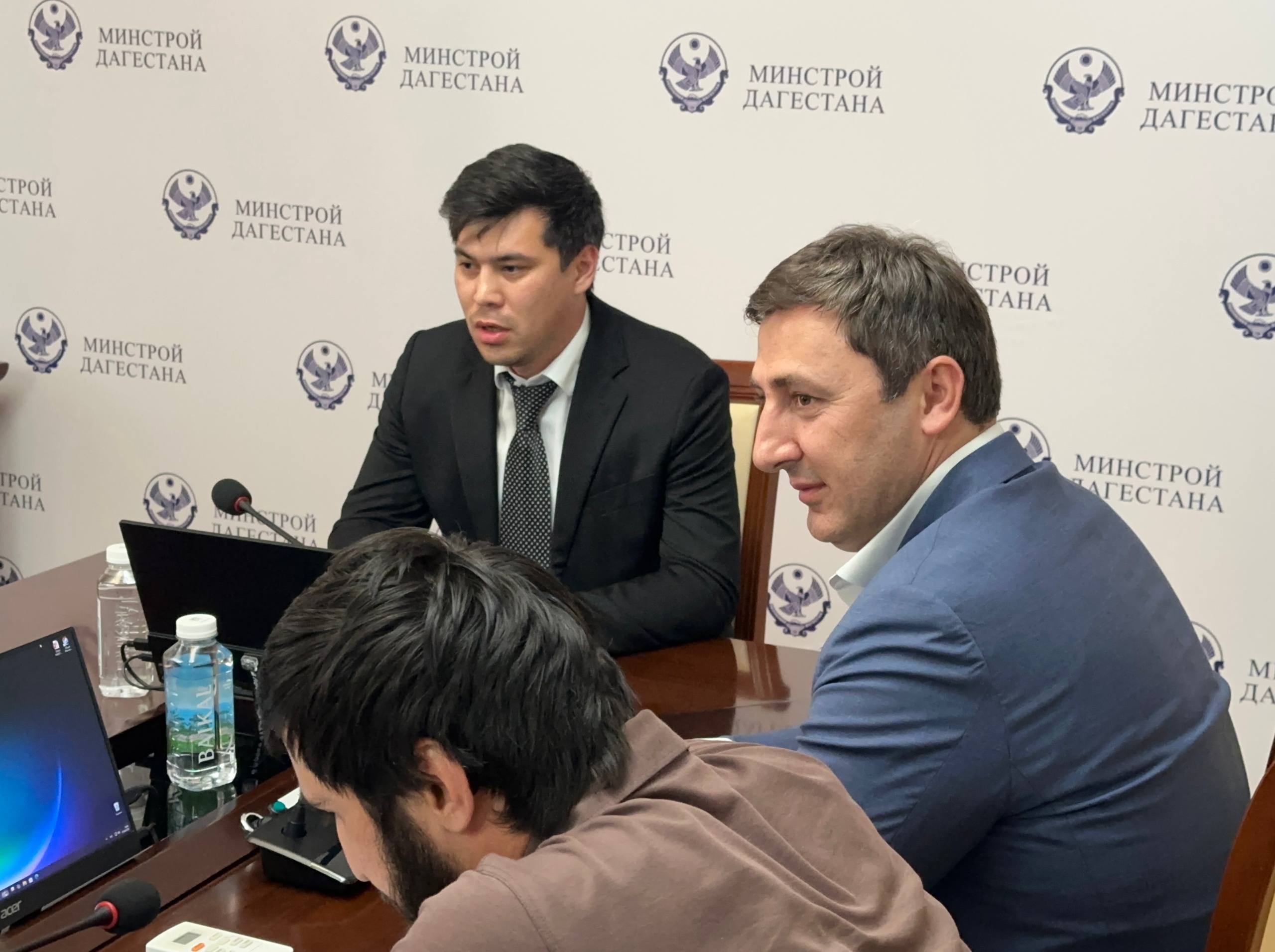 В Минстрое Дагестана вручили жилищные сертификаты детям-сиротам