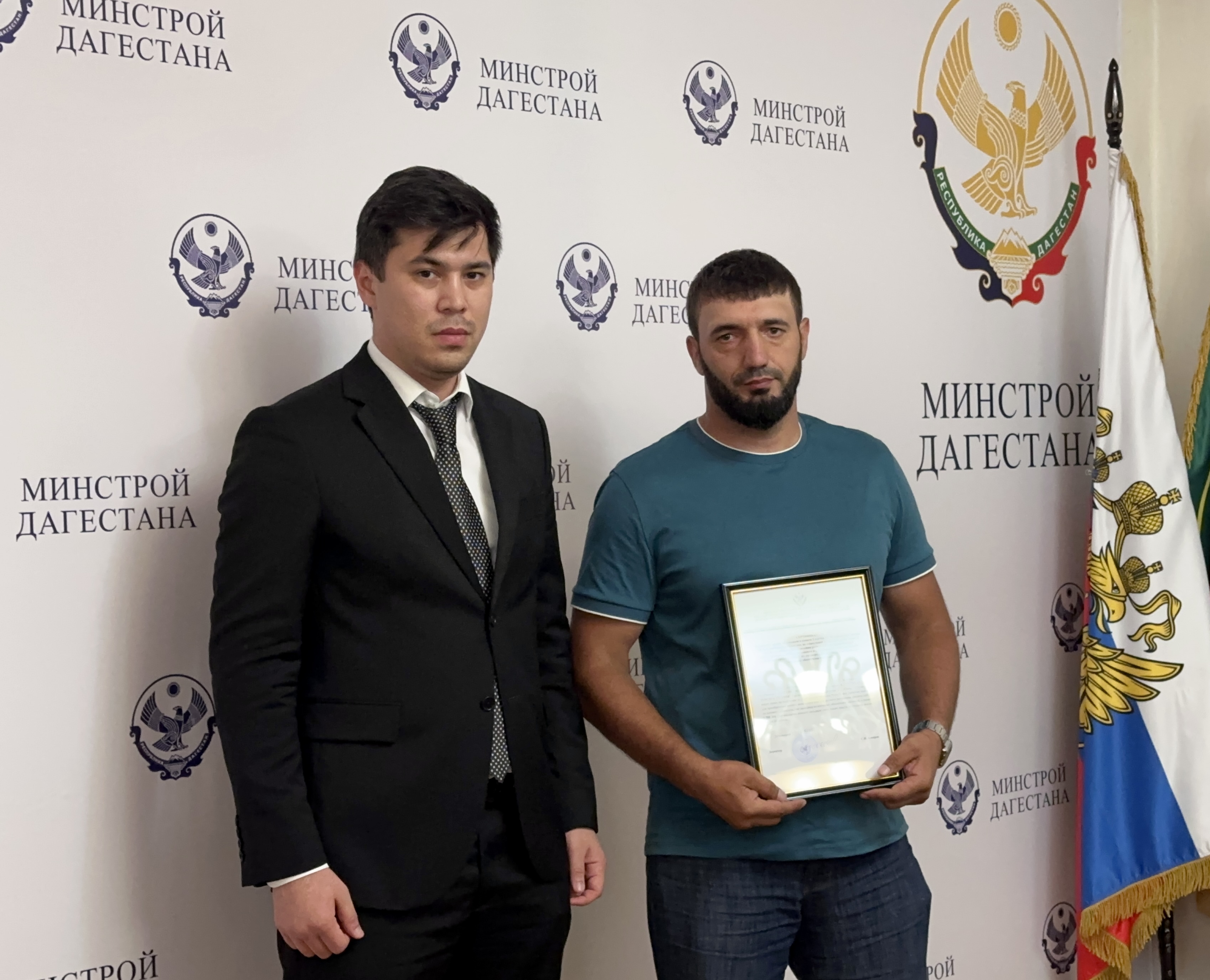 В Минстрое Дагестана вручили жилищные сертификаты детям-сиротам