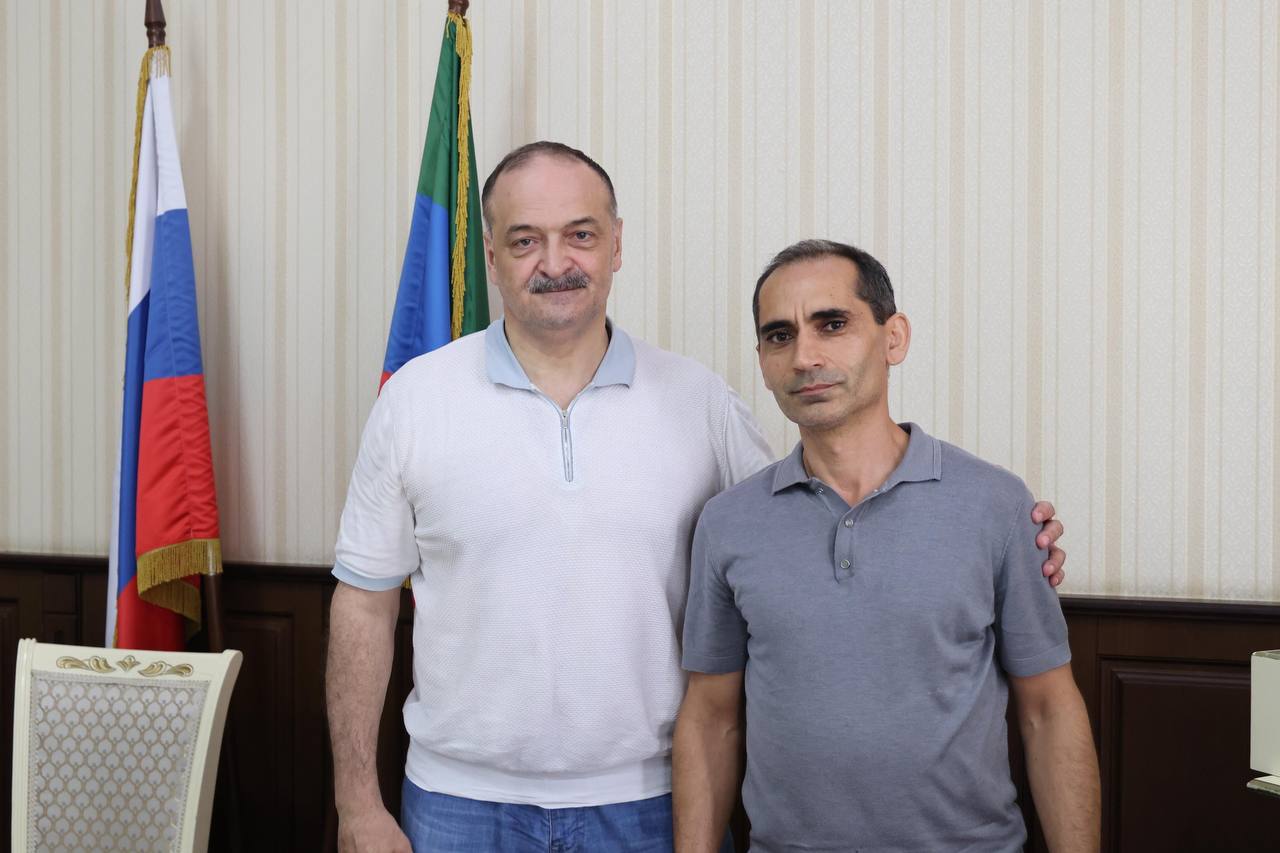 Глава Республики Дагестан Сергей Меликов вручил ключи от нового жилья в Дербенте