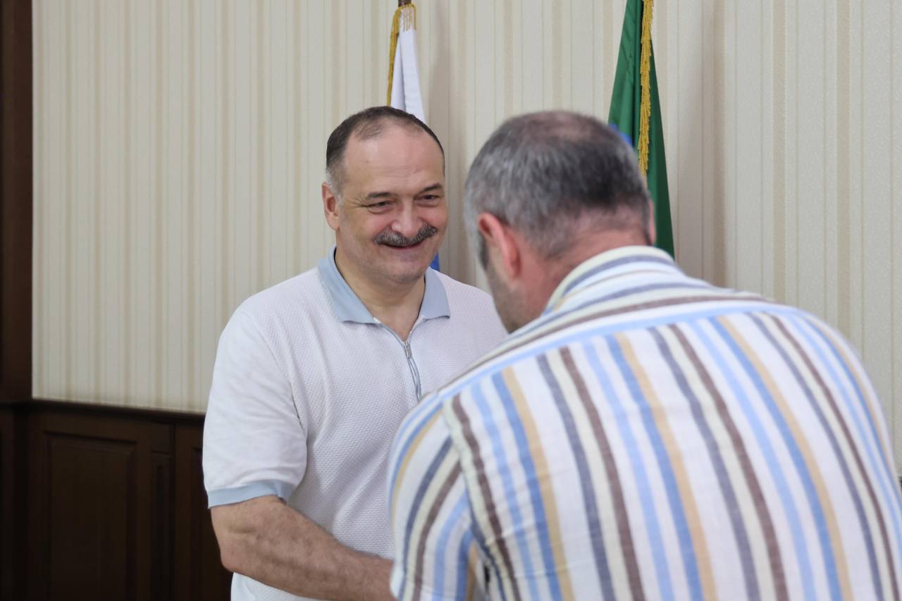 Глава Республики Дагестан Сергей Меликов вручил ключи от нового жилья в Дербенте