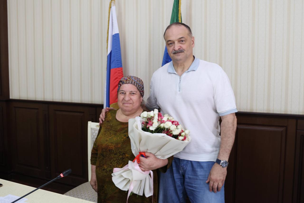 Глава Республики Дагестан Сергей Меликов вручил ключи от нового жилья в Дербенте
