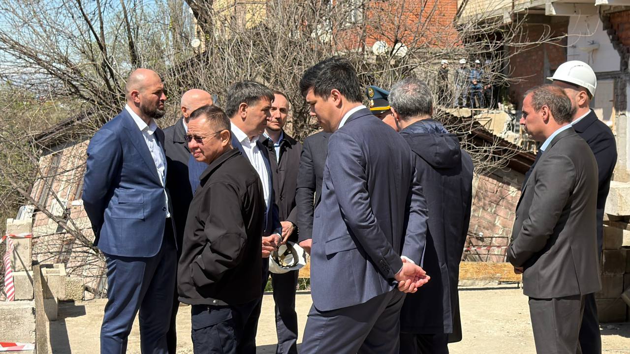 Глава Минстроя России Ирек Файзуллин в рамках рабочей поездки в составе правительственной комиссии по ликвидации последствий паводков в Дагестане встретился с жителями и лично осмотрел жилье, пострадавшее в результате стихии