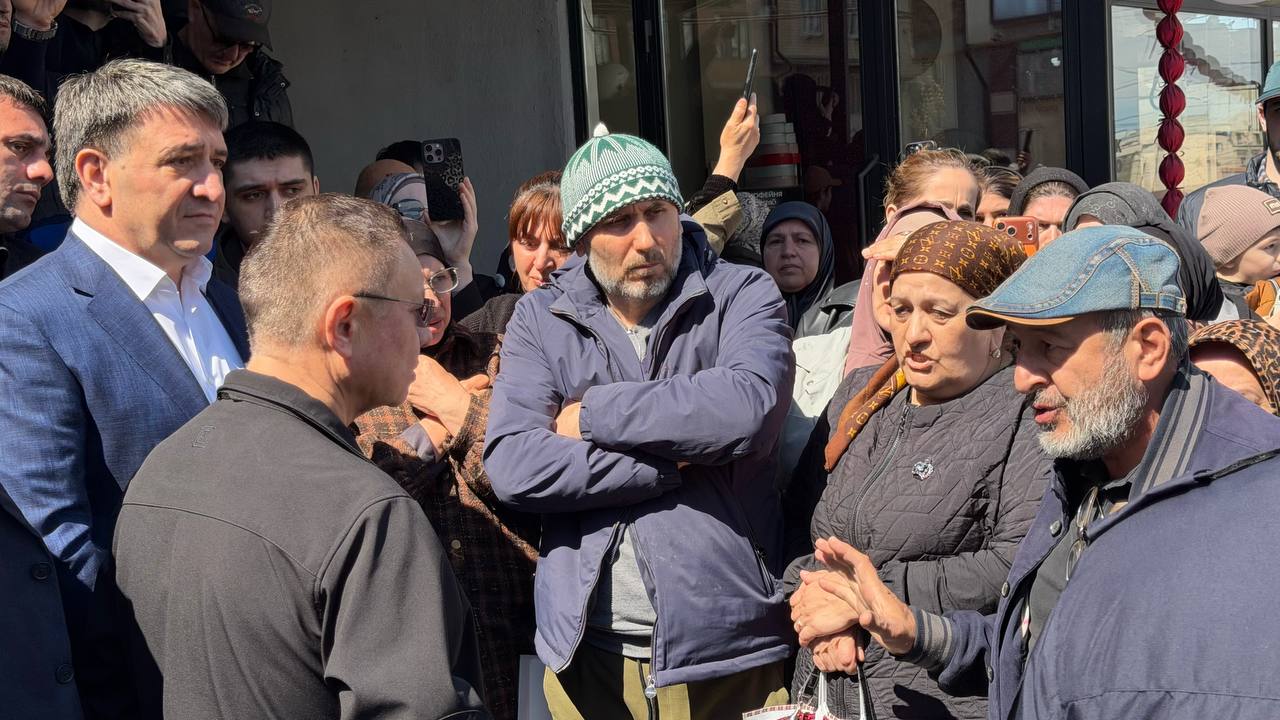 Глава Минстроя России Ирек Файзуллин в рамках рабочей поездки в составе правительственной комиссии по ликвидации последствий паводков в Дагестане встретился с жителями и лично осмотрел жилье, пострадавшее в результате стихии