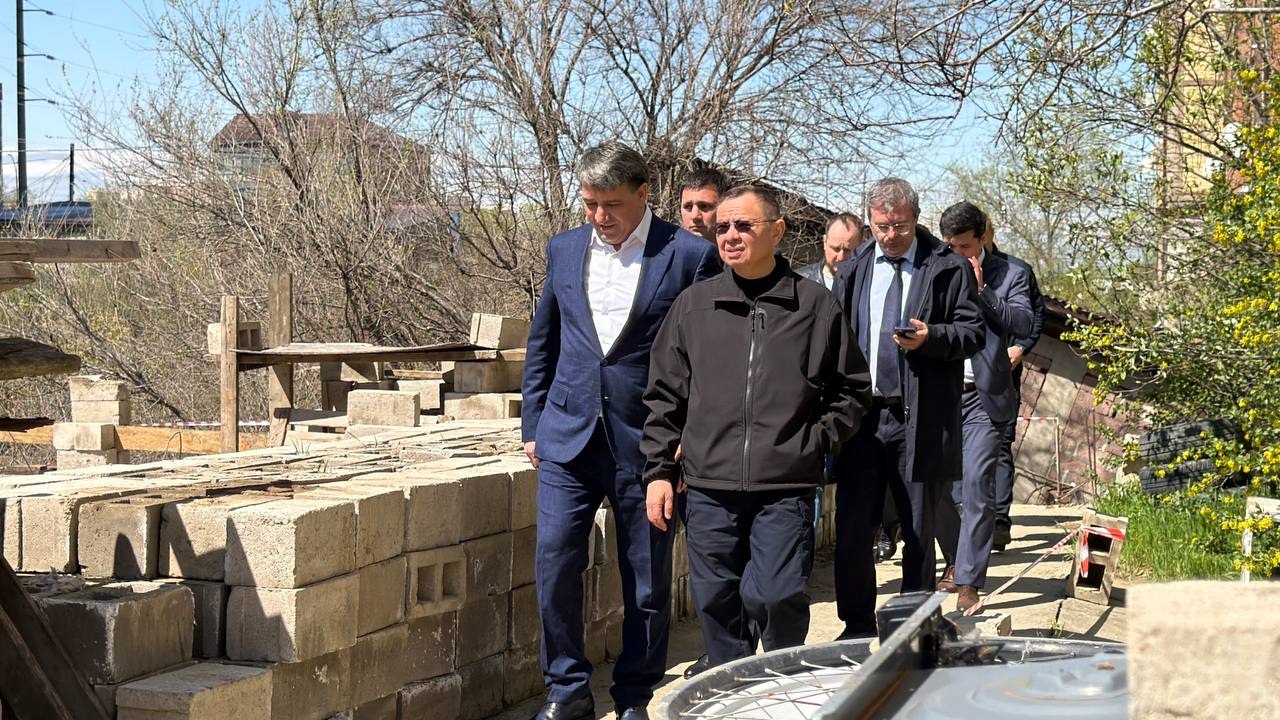 Глава Минстроя России Ирек Файзуллин в рамках рабочей поездки в составе правительственной комиссии по ликвидации последствий паводков в Дагестане встретился с жителями и лично осмотрел жилье, пострадавшее в результате стихии