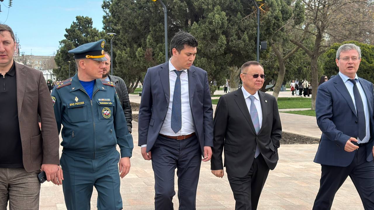 Министр строительства и ЖКХ РФ Ирек Файзуллин в ходе рабочей поездки осмотрел объекты благоустройства Дагестана