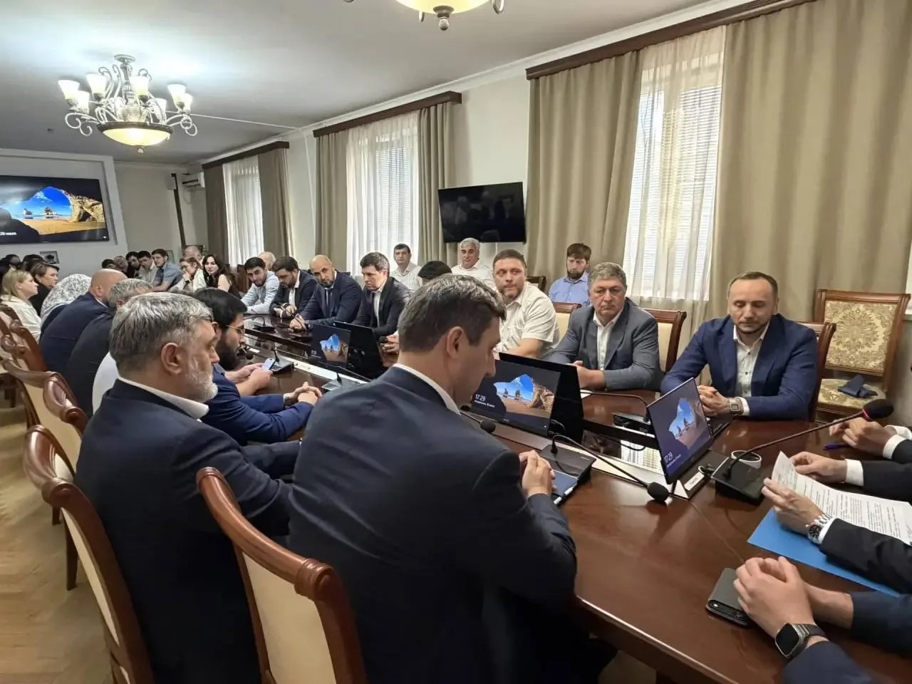Коллективу Минстроя Дагестана представили нового руководителя